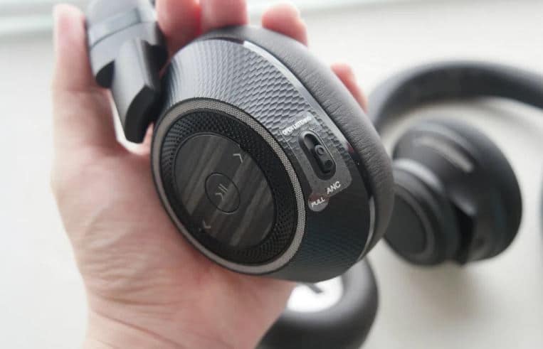 Plantronics BackBeat Pro 2 SE Headphones: A Complete Review